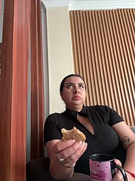 Abril Luv online show from April 1, 1:01 pm