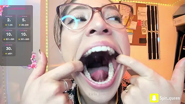 Snapshot of Spit_queen chatting on May 20, 1:28 pm Spit queen online show from May 20, 1:28 pm