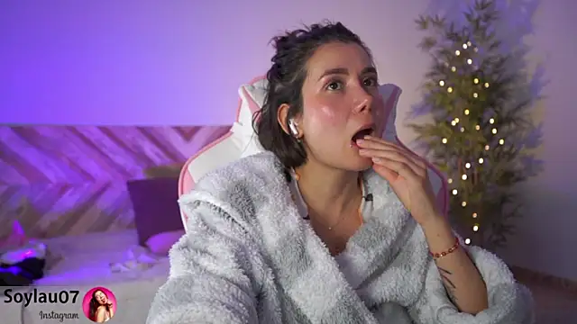 Snapshot of imjess01 chatting on December 6, 2:35 am imjess01 online show from December 6, 2:35 am