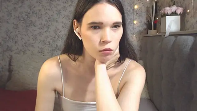 Snapshot of Nicole-Petite chatting on December 6, 7:45 pm Nicole-Petite online show from December 6, 7:45 pm