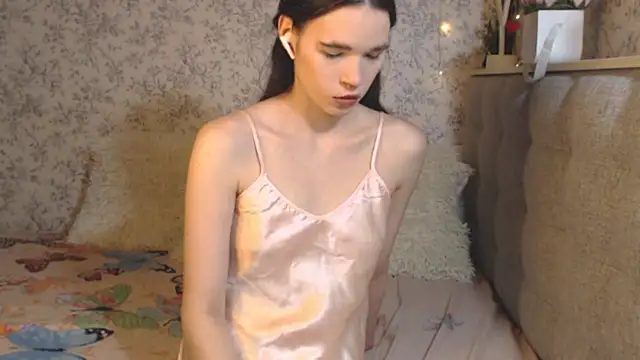 Snapshot of Nicole-Petite chatting on December 15, 4:40 am Nicole-Petite online show from December 15, 4:40 am