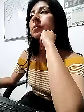 Snapshot of EmmaWilliamss chatting on December 3, 12:35 am EmmaWilliamss online show from December 3, 12:35 am