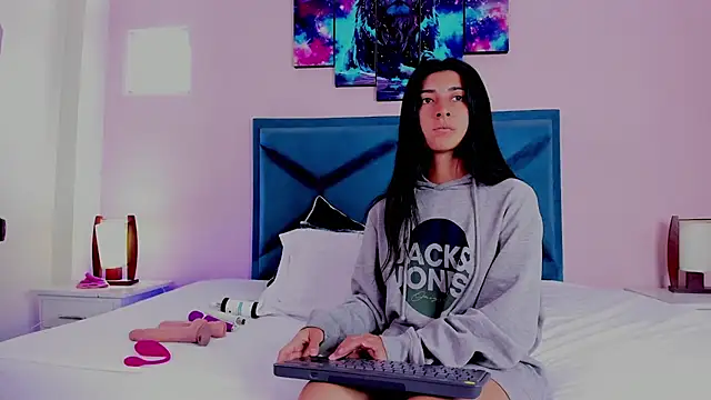 Snapshot of EmmaWilliamss chatting on January 2, 1:51 pm EmmaWilliamss online show from January 2, 1:51 pm