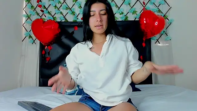 Snapshot of EmmaWilliamss chatting on February 14, 3:58 pm EmmaWilliamss online show from February 14, 3:58 pm