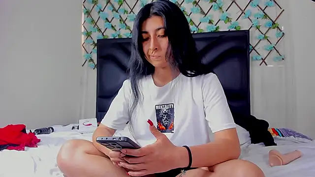 Snapshot of EmmaWilliamss chatting on April 8, 4:18 pm EmmaWilliamss online show from April 8, 4:18 pm