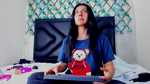 Snapshot of EmmaWilliamss chatting on May 7, 2:22 pm EmmaWilliamss online show from May 7, 2:22 pm