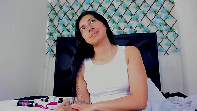 Snapshot of EmmaWilliamss chatting on May 12, 2:14 pm EmmaWilliamss online show from May 12, 2:14 pm