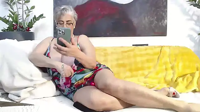 Snapshot of QueenfeeKaterina chatting on January 8, 2:36 am QueenfeeKaterina online show from January 8, 2:36 am