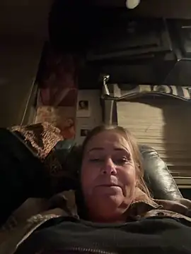 Snapshot of SummerBlueMoon chatting on February 8, 2:15 am SummerBlueMoon online show from February 8, 2:15 am