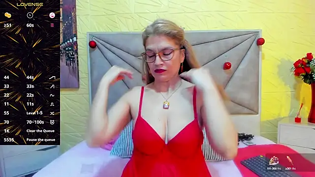 Snapshot of Esmeralda_oikos chatting on February 4, 8:28 pm Esmeralda oikos online show from February 4, 8:28 pm