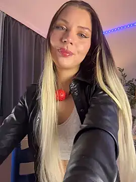 Snapshot of KittyKatyDream chatting on January 8, 4:44 pm KittyKatyDream online show from January 8, 4:44 pm