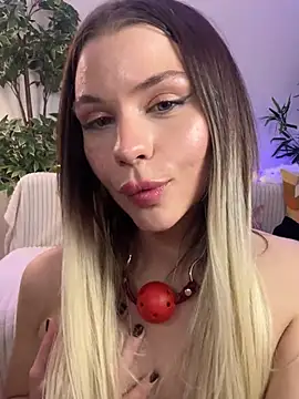 Snapshot of KittyKatyDream chatting on February 3, 10:32 pm KittyKatyDream online show from February 3, 10:32 pm