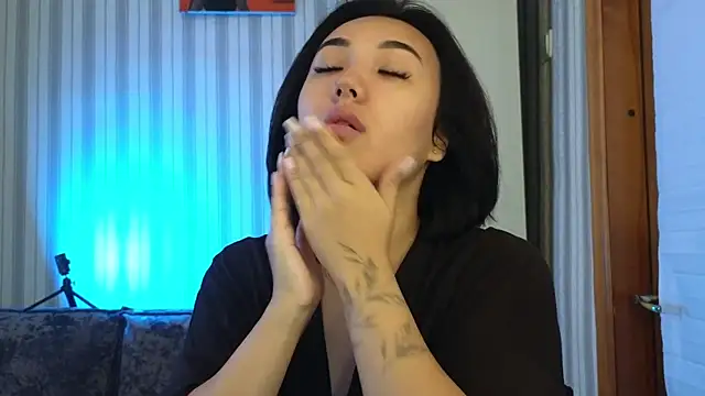 lily  foster online show from September 19, 6:48 am