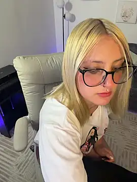 Snapshot of Megan_lu2 chatting on April 22, 3:31 am Megan lu2 online show from April 22, 3:31 am