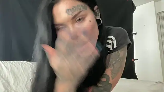 Snapshot of claudiacvc95 chatting on March 17, 8:51 am claudiacvc95 online show from March 17, 8:51 am