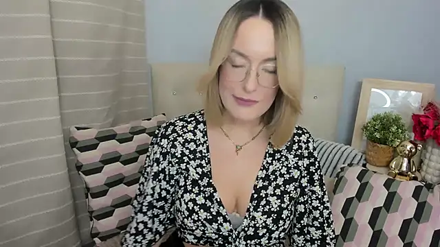 Snapshot of MollyFlowers chatting on March 23, 6:12 pm MollyFlowers online show from March 23, 6:12 pm