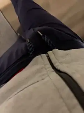 Snapshot of alieno27 chatting on February 7, 8:42 pm alieno27 online show from February 7, 8:42 pm