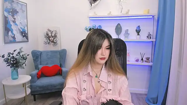 AnneTLi online show from May 5, 3:14 am