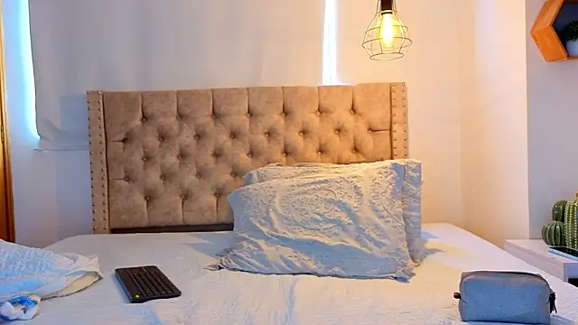 KeryHillson online show from March 6, 2:13 pm