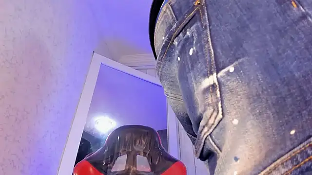 Snapshot of DominicSccott chatting on October 15, 1:00 pm DominicSccott online show from October 15, 1:00 pm