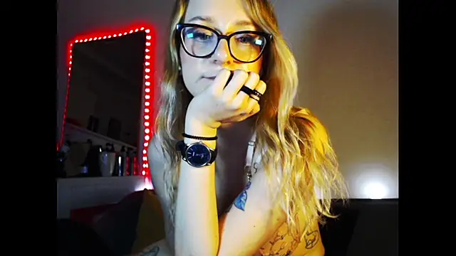 welliza online show from December 8, 2:28 am