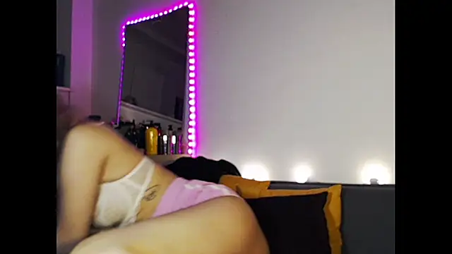 welliza online show from December 8, 11:29 pm