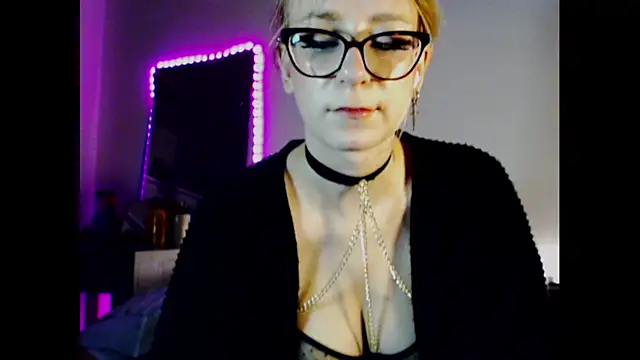 welliza online show from December 14, 4:34 am