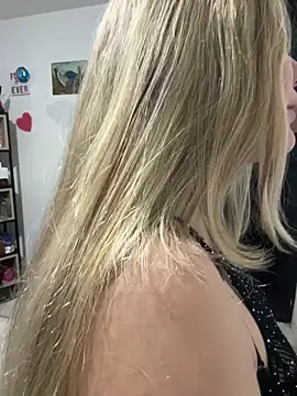 Snapshot of Celestedubois chatting on December 16, 6:43 am Celestedubois online show from December 16, 6:43 am