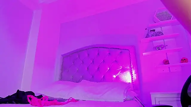 CamileHolmes online show from January 18, 8:20 am