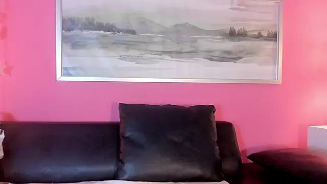 Tiffanysurez  online show from November 19, 8:20 pm