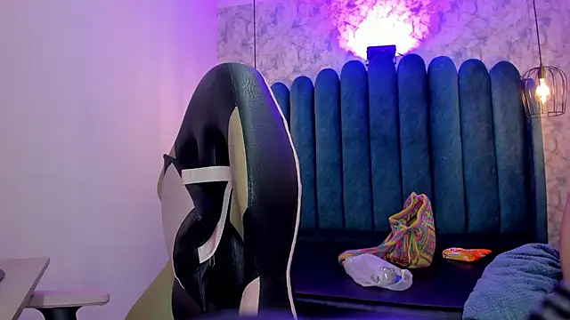 nalalye cruzz  online show from October 23, 3:06 am