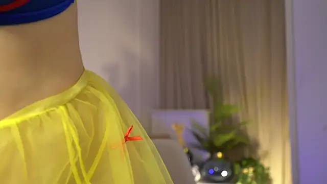 Snapshot of VixenMia chatting on December 20, 3:47 am VixenMia online show from December 20, 3:47 am