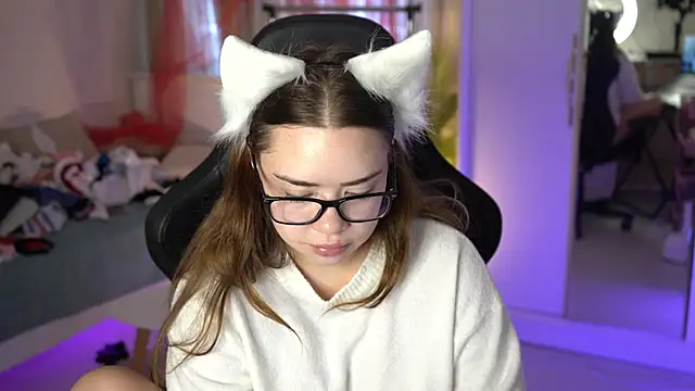 Snapshot of VixenMia chatting on December 23, 7:38 am VixenMia online show from December 23, 7:38 am