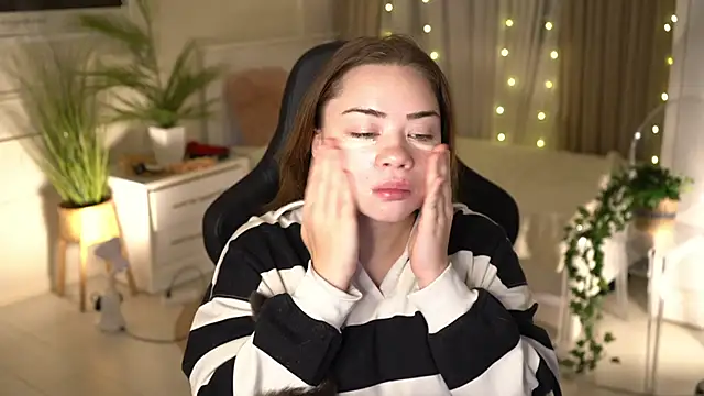 Snapshot of VixenMia chatting on January 6, 3:42 am VixenMia online show from January 6, 3:42 am