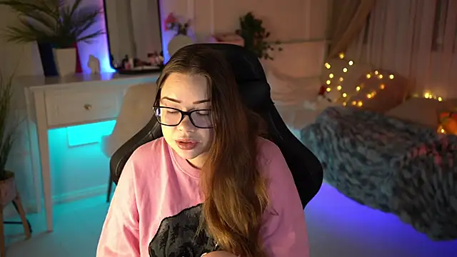 Snapshot of VixenMia chatting on February 7, 3:34 am VixenMia online show from February 7, 3:34 am