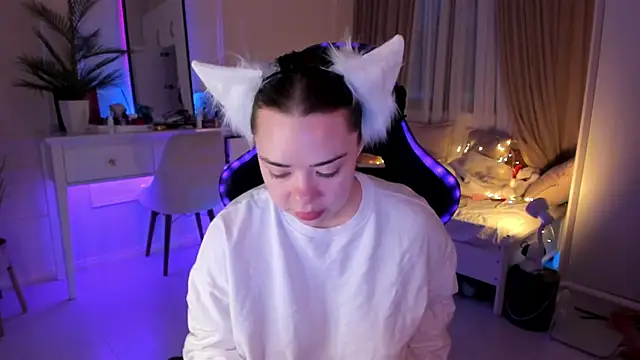 Snapshot of VixenMia chatting on February 22, 3:45 am VixenMia online show from February 22, 3:45 am