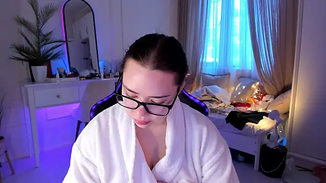 Snapshot of VixenMia chatting on February 25, 3:42 am VixenMia online show from February 25, 3:42 am