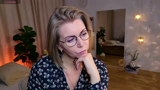 Annie Light online show from May 7, 6:41 am