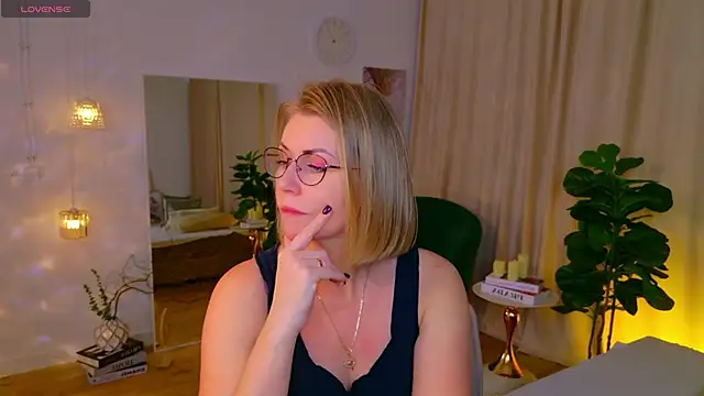 Annie Light online show from May 18, 8:20 am