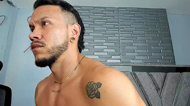 ARON TAYLER01 online show from December 3, 3:33 pm