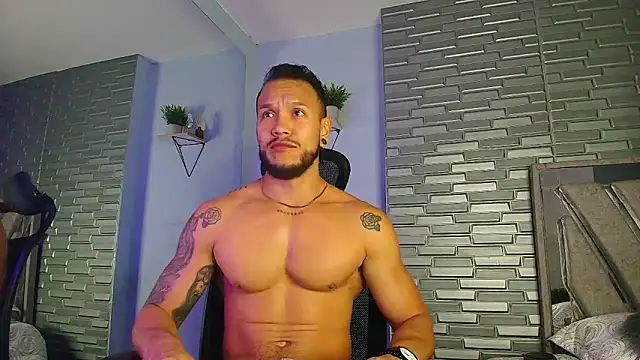 Snapshot of ARON_TAYLER01 chatting on February 18, 10:33 am ARON TAYLER01 online show from February 18, 10:33 am