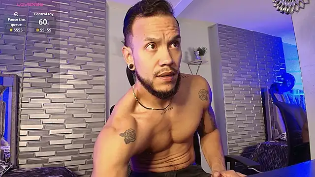 Snapshot of ARON_TAYLER01 chatting on March 17, 10:18 am ARON TAYLER01 online show from March 17, 10:18 am