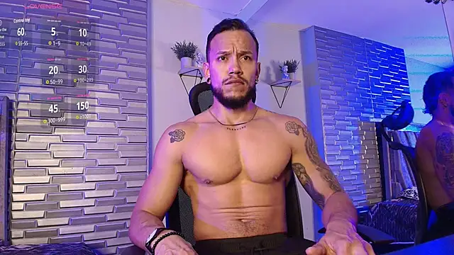 Snapshot of ARON_TAYLER01 chatting on March 18, 10:18 am ARON TAYLER01 online show from March 18, 10:18 am