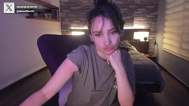 alicewilloww online show from October 1, 11:00 pm