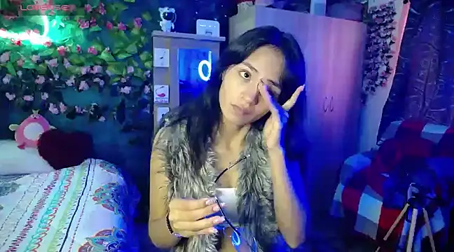 Snapshot of Samara_Beltran chatting on February 13, 8:34 pm Samara Beltran online show from February 13, 8:34 pm