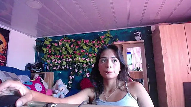 Snapshot of Samara_Beltran chatting on February 21, 9:43 pm Samara Beltran online show from February 21, 9:43 pm