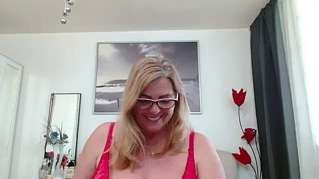 Snapshot of YulliaMilf chatting on April 13, 9:37 am YulliaMilf online show from April 13, 9:37 am