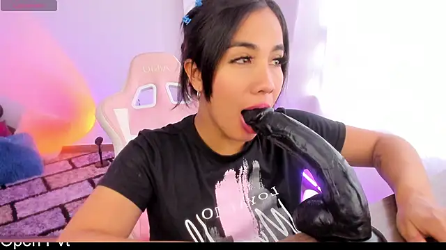 KAROLIVONNE online show from December 4, 7:45 pm