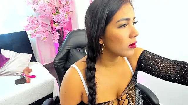 KAROLIVONNE online show from May 22, 9:20 pm