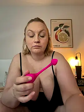 Snapshot of BBW_Nora chatting on December 2, 9:03 am BBW Nora online show from December 2, 9:03 am